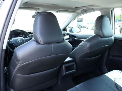Used 2019 Toyota Camry SE image 12