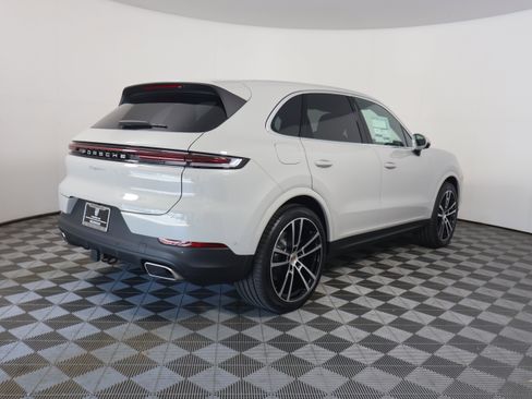 Used 2025 Porsche Cayenne image 7