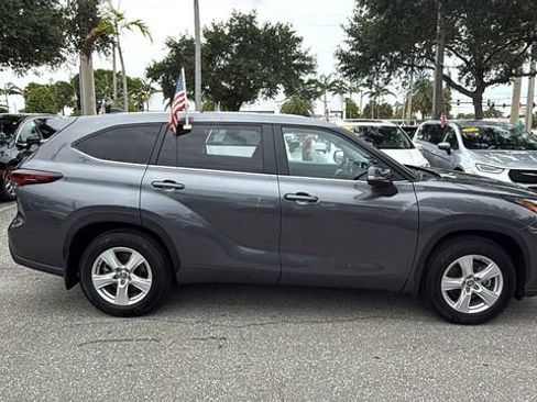 Certified 2024 Toyota Highlander LE FWD image 11