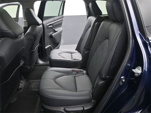 Used 2023 Toyota Highlander Platinum image 16