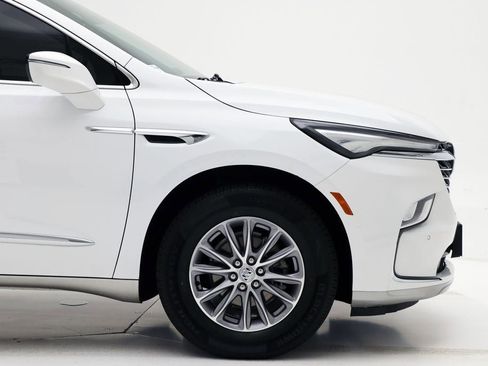 Used 2023 Buick Enclave Essence image 4