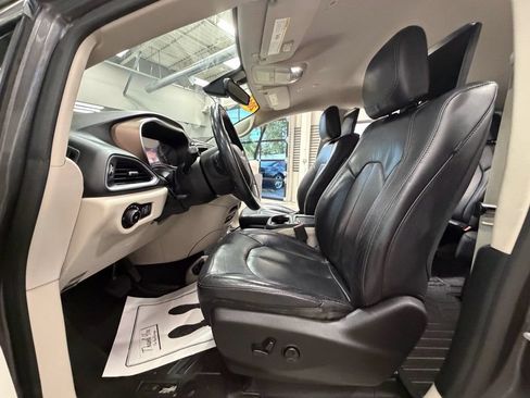 Used 2018 Chrysler Pacifica Touring-L Plus FWD image 54