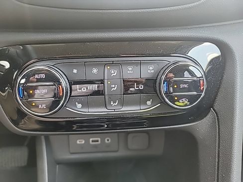 Used 2022 Buick Encore GX Select w/ Sport Touring Package FWD image 12