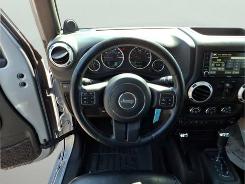 Used 2014 Jeep Wrangler Unlimited Rubicon w/ Connectivity Group AWD/4WD image 13