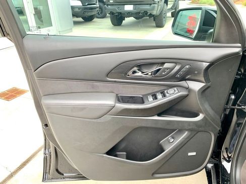 Used 2023 Chevrolet Traverse High Country FWD image 11