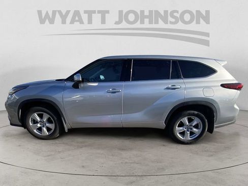 Used 2021 Toyota Highlander LE AWD/4WD image 3