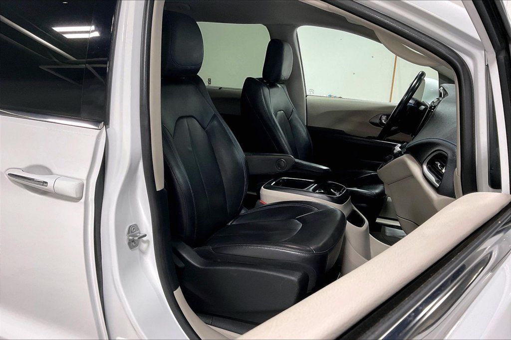 Used 2021 Chrysler Pacifica Touring-L AWD/4WD image 9