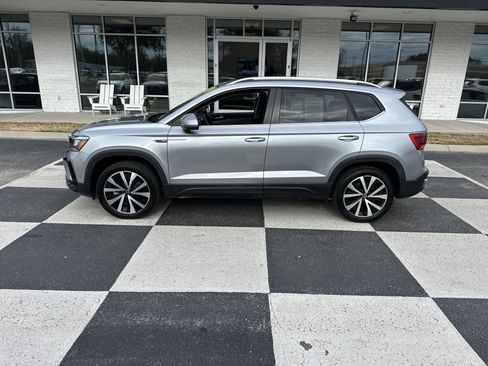 Used 2024 Volkswagen Taos SE image 1