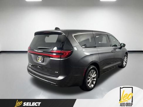 Used 2023 Chrysler Pacifica Touring-L AWD/4WD image 5