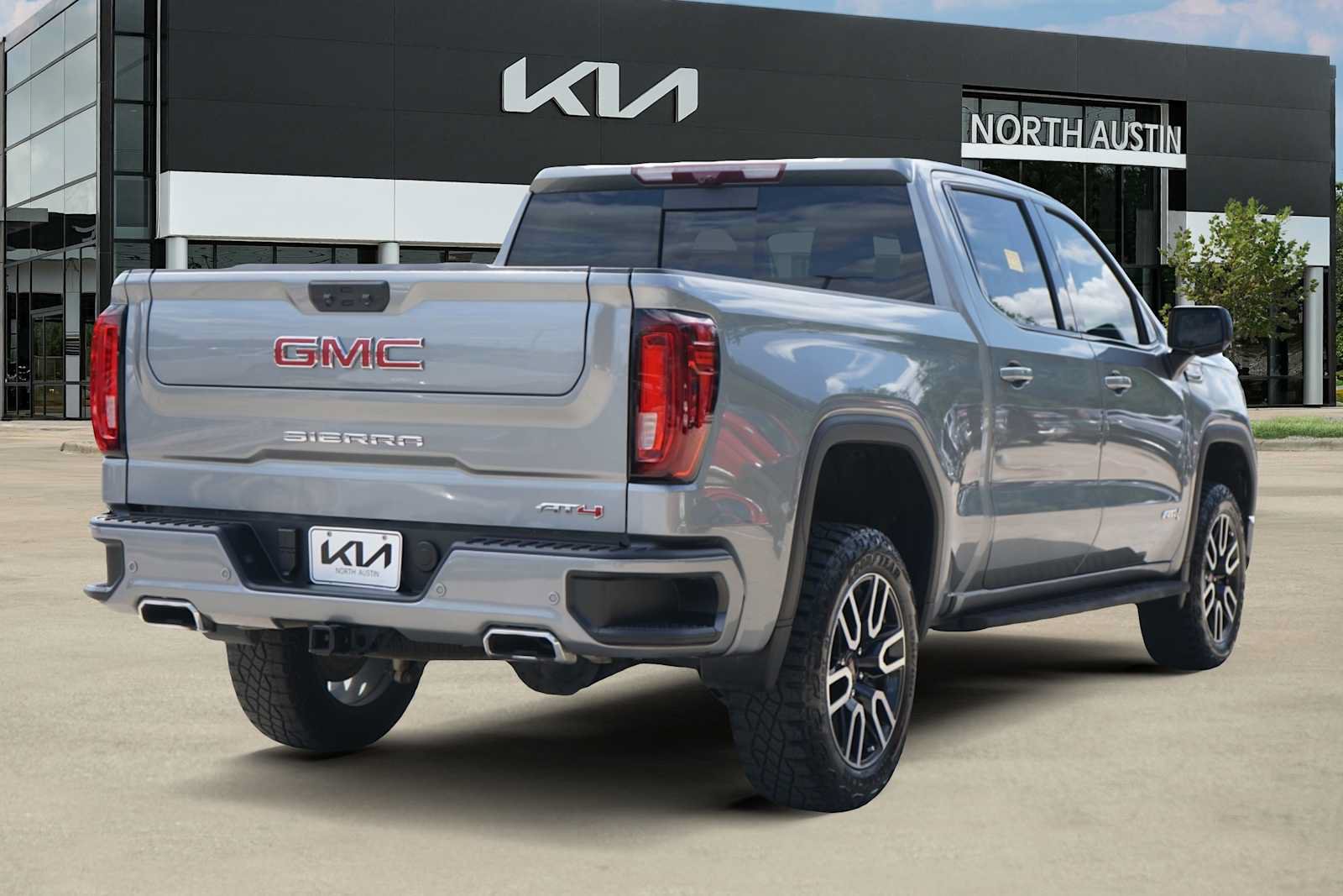 Used 2024 GMC Sierra 1500 AT4 w/ Technology Package AWD/4WD image 5