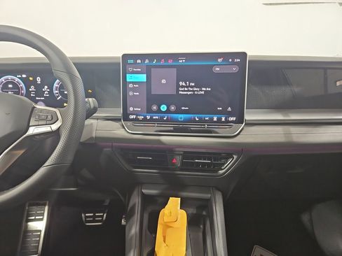 New 2026 Volkswagen Tiguan SE R-Line FWD image 17