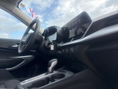 Used 2025 Chevrolet Trax LS image 18
