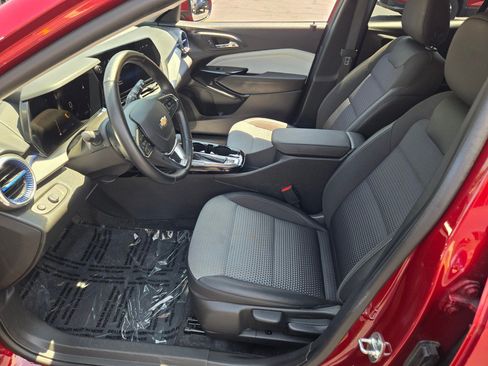 Certified 2025 Chevrolet Trax LT w/ LT Convenience Package FWD image 21