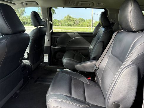 Used 2017 Toyota Sienna SE w/ SE Preferred Package FWD image 23