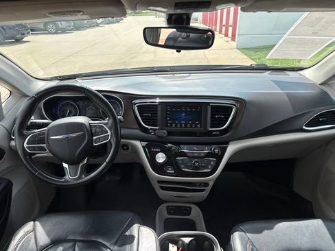 Used 2018 Chrysler Pacifica Touring-L FWD image 28