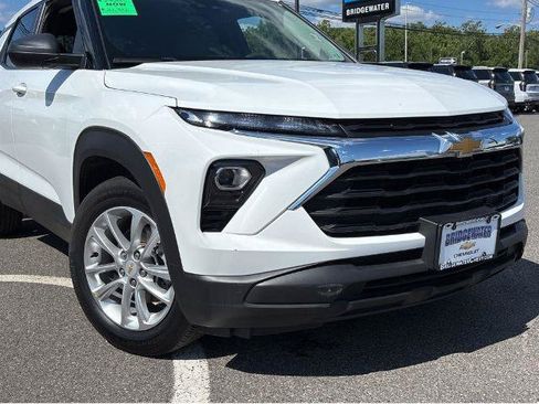 Used 2024 Chevrolet TrailBlazer LS FWD image 2