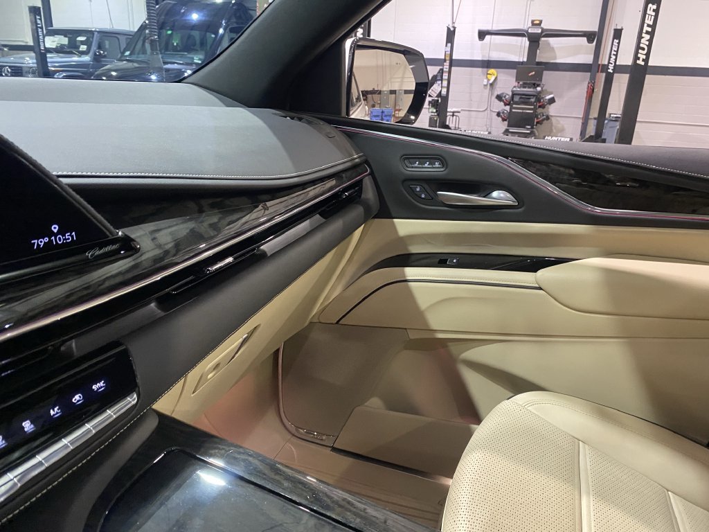 Used 2023 Cadillac Escalade ESV Premium Luxury AWD/4WD image 4