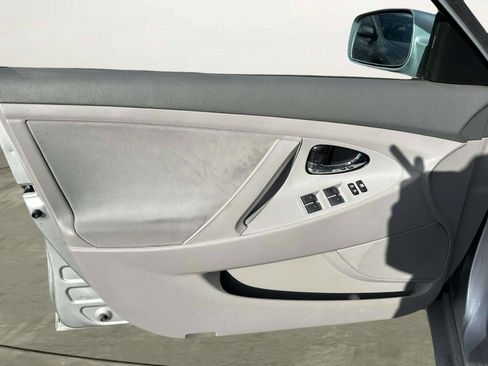 Used 2011 Toyota Camry LE FWD image 10
