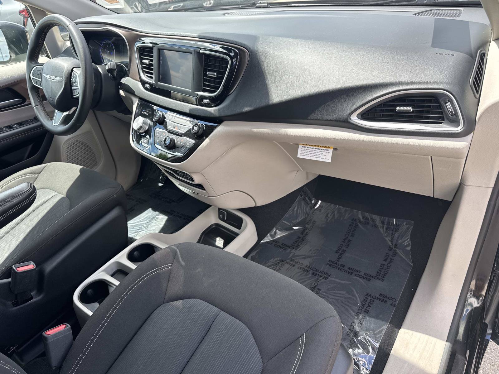 Used 2023 Chrysler Voyager LX FWD image 11