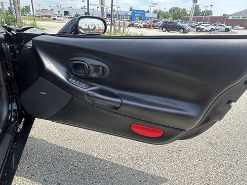 Used 2004 Chevrolet Corvette Convertible w/ Preferred Equipment Group RWD image 25