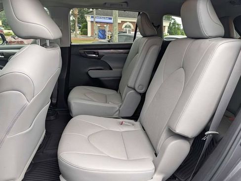 Used 2023 Toyota Highlander Limited FWD image 13