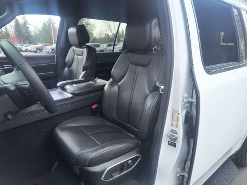 Used 2023 Jeep Wagoneer L Series II image 11