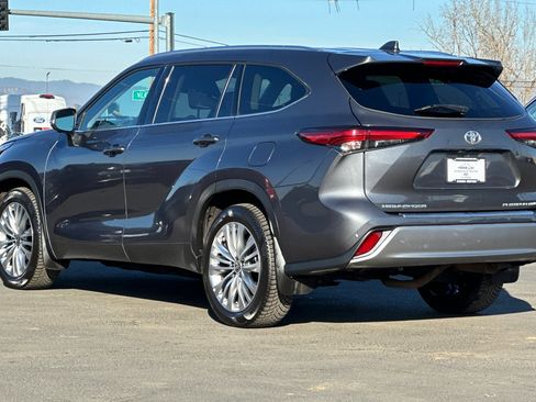 Used 2023 Toyota Highlander Platinum image 6