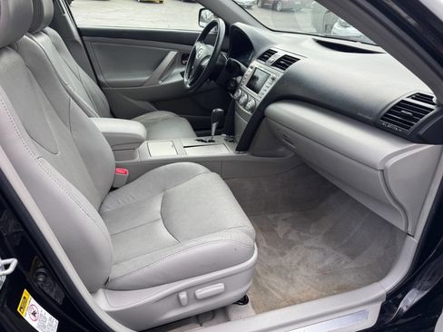 Used 2011 Toyota Camry SE w/ SE/XLE Extra-Value Pkg image 13