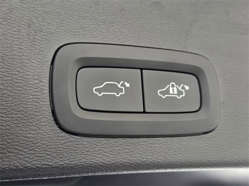 Certified 2023 Volvo XC40 Recharge Ultimate w/ Protection Package Premier image 16