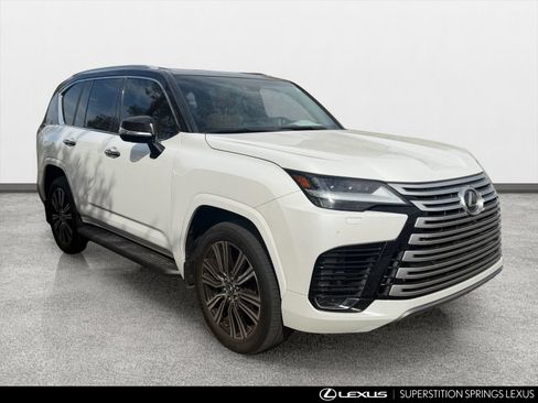 Used 2024 Lexus LX 600 4WD w/ Luxury Package image 2