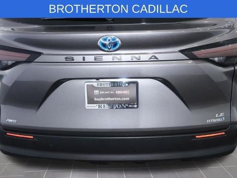 Used 2024 Toyota Sienna LE AWD/4WD image 15