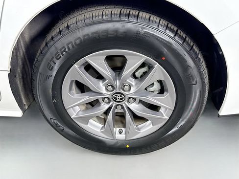 Used 2025 Toyota Sienna LE w/ LE Plus Package image 31