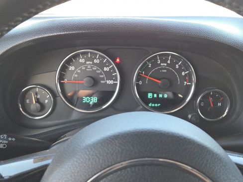 Used 2013 Jeep Wrangler Unlimited Rubicon w/ Max Tow Pkg image 24