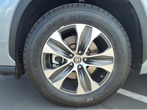 Used 2021 Toyota Highlander XLE image 13