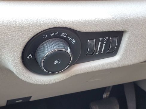 Used 2024 Chrysler Pacifica Touring-L FWD image 10