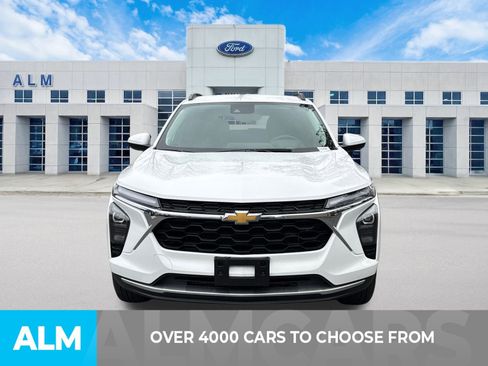 Used 2025 Chevrolet Trax LT w/ LT Convenience Package image 3