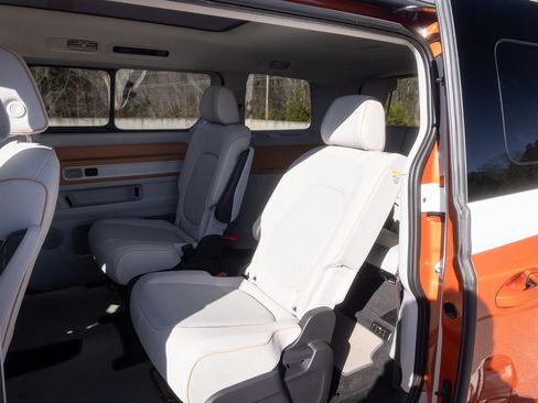 Used 2025 Volkswagen ID. Buzz 1st Edition image 29