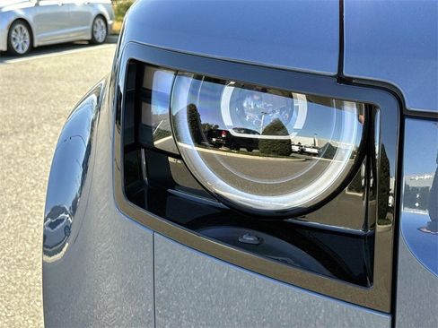 New 2026 Land Rover Defender 110 X-Dynamic SE image 9