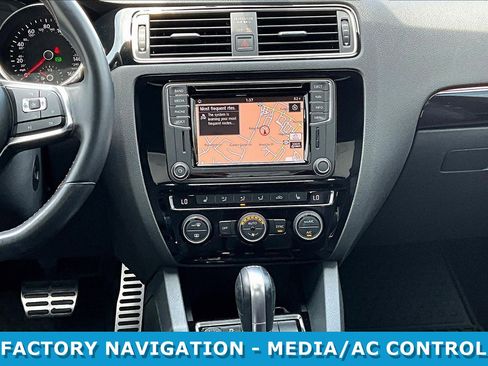 Used 2017 Volkswagen Jetta GLI image 9
