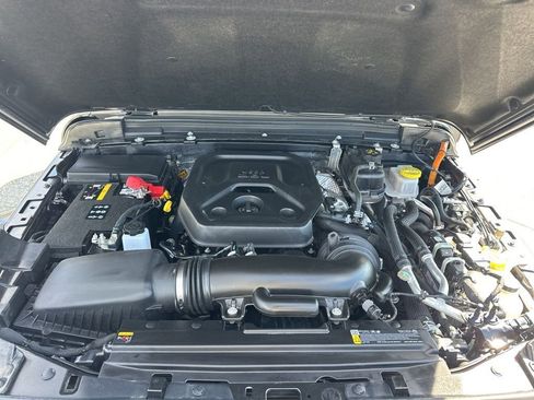 Used 2025 Jeep Wrangler Unlimited Sahara image 32