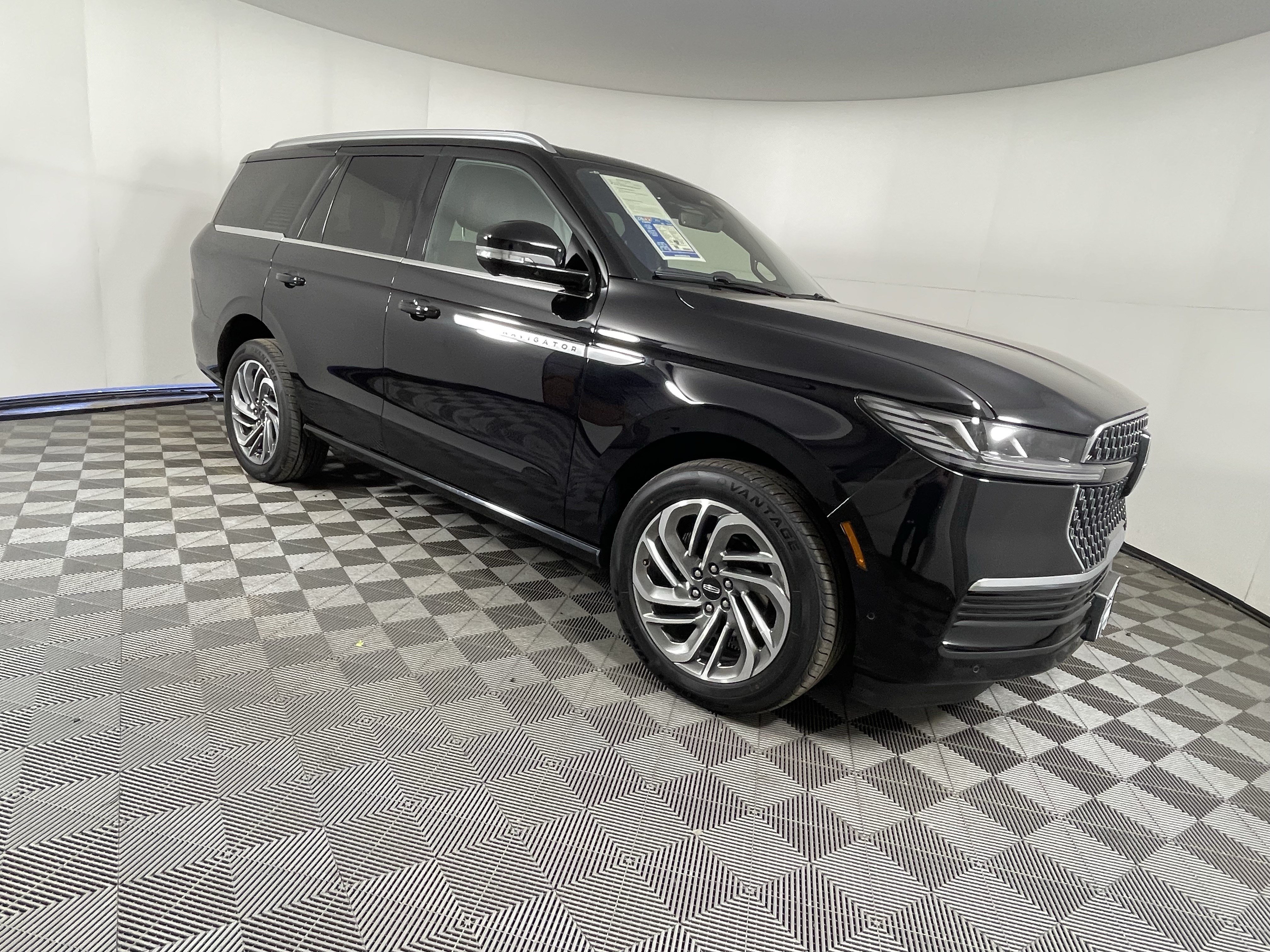 Used 2025 Lincoln Navigator Reserve AWD/4WD image 7