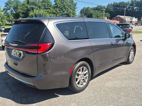 Used 2023 Chrysler Pacifica Touring-L FWD image 5