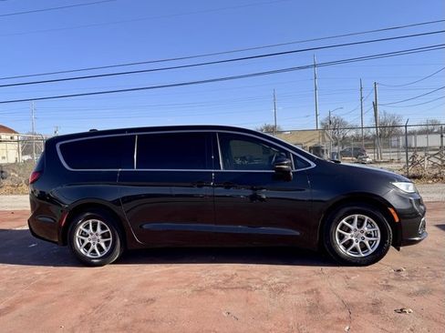 Used 2023 Chrysler Pacifica Touring-L image 4