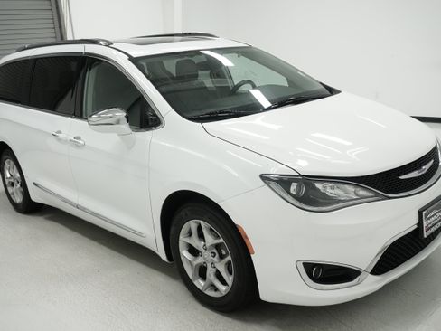 Used 2018 Chrysler Pacifica Limited FWD image 3
