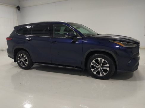 Used 2021 Toyota Highlander XLE AWD/4WD image 11
