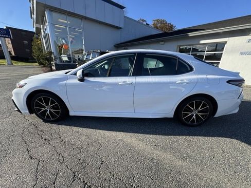 Used 2022 Toyota Camry SE image 6