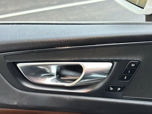 Used 2018 Volvo XC60 T5 Momentum w/ Vision Package image 11