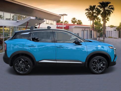 Used 2026 Nissan Kicks SR FWD image 2