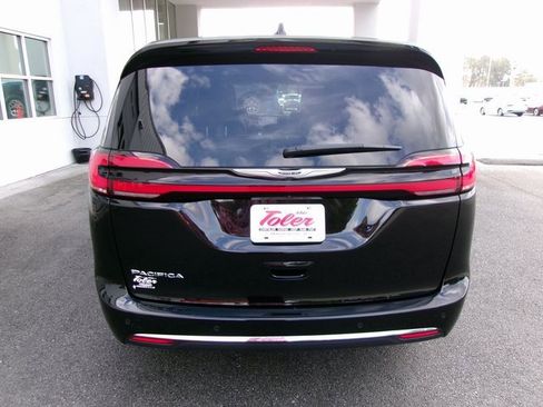 Used 2024 Chrysler Pacifica Touring-L image 22