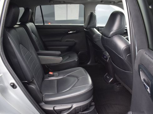 Used 2022 Toyota Highlander XLE image 11